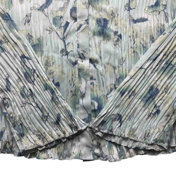 Vince Crushed Satin V Neck Blouse Size M Button Front Floral Pale Lagoon Pleated - Picture 2 of 12